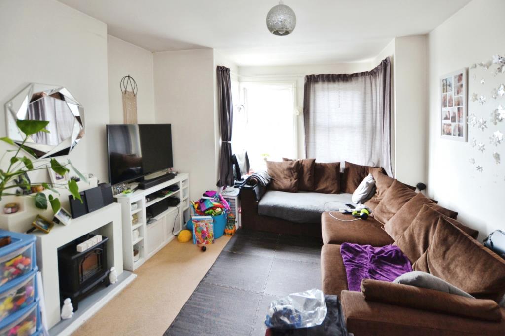 Lot: 71 - FREEHOLD DETACHED BUILDING ARRANGED AS TWO FLATS CURRENTLY LET - Flat 2 Living room with window to the front